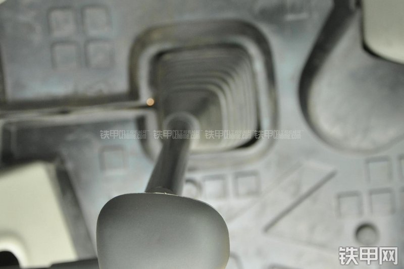 山东临工B877挖掘装载机局部