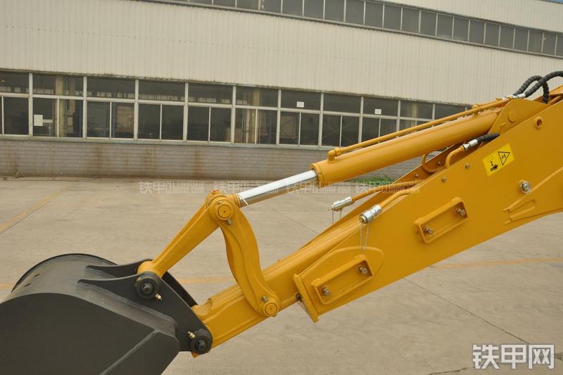 山东临工B877挖掘装载机局部