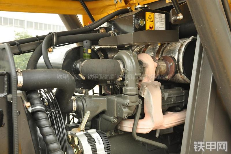 山东临工B877挖掘装载机局部