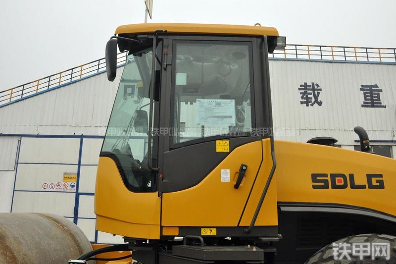 山东临工RS8140压路机局部