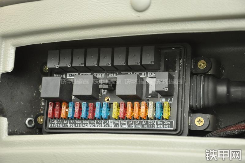 山东临工B877挖掘装载机局部