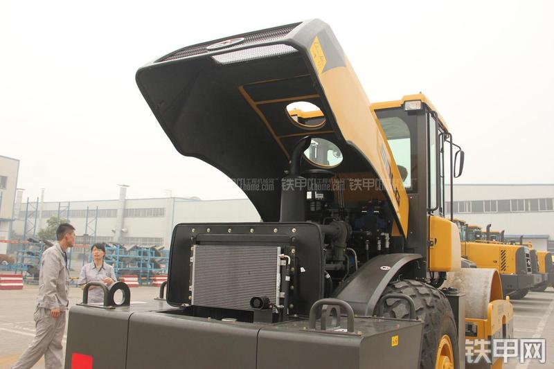 山东临工RS8140压路机局部