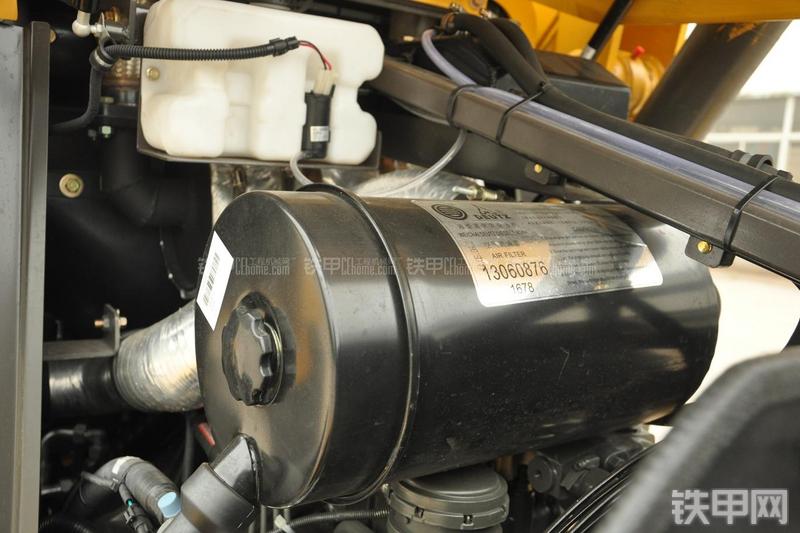 山东临工B877挖掘装载机局部