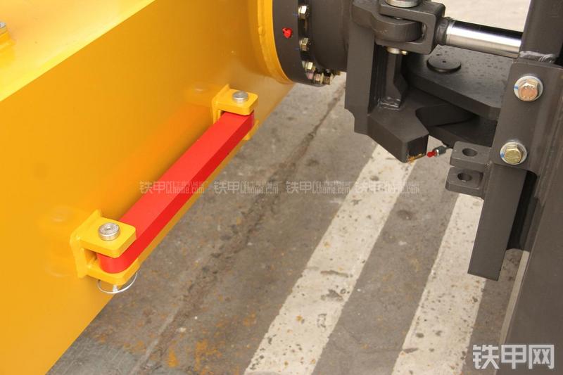 山东临工RS8140压路机局部