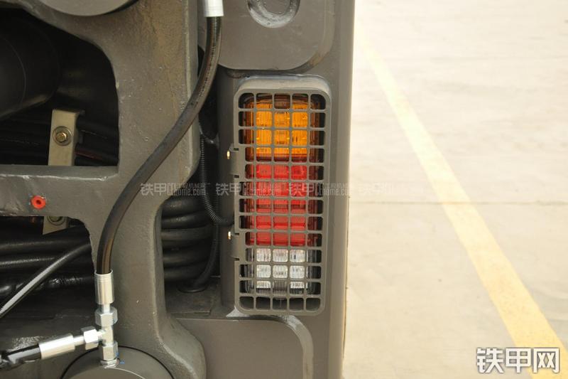 山东临工B877挖掘装载机局部