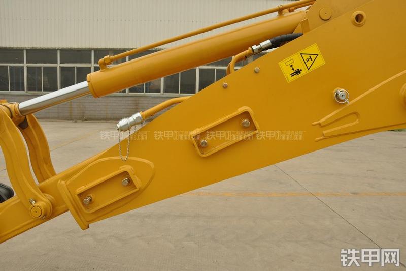 山东临工B877挖掘装载机局部