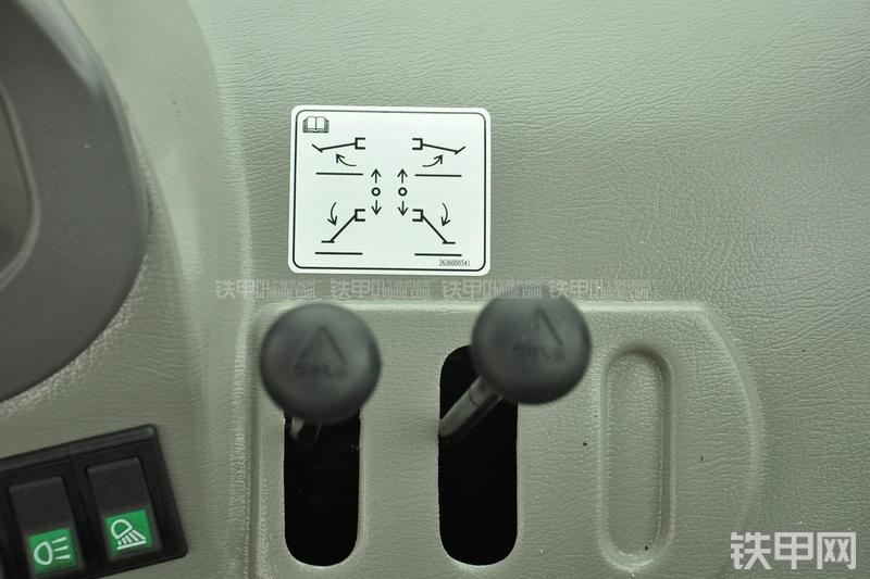 山东临工B877挖掘装载机局部