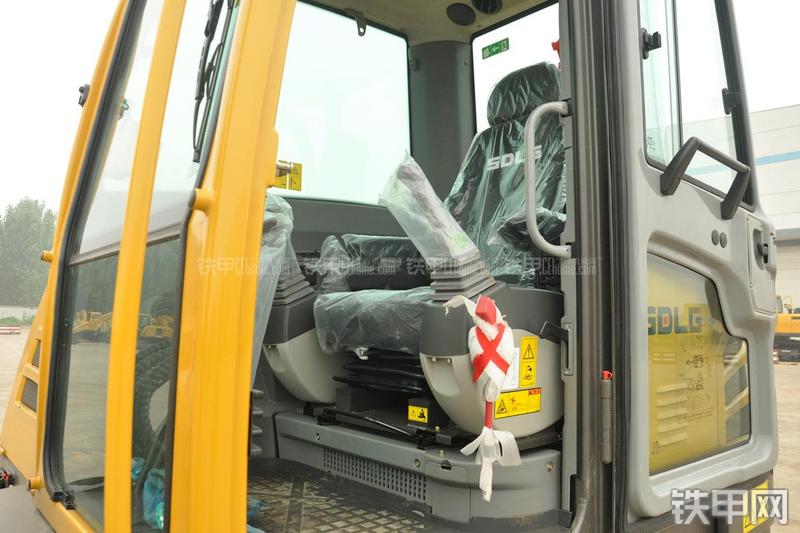 山东临工LG665E挖掘机局部