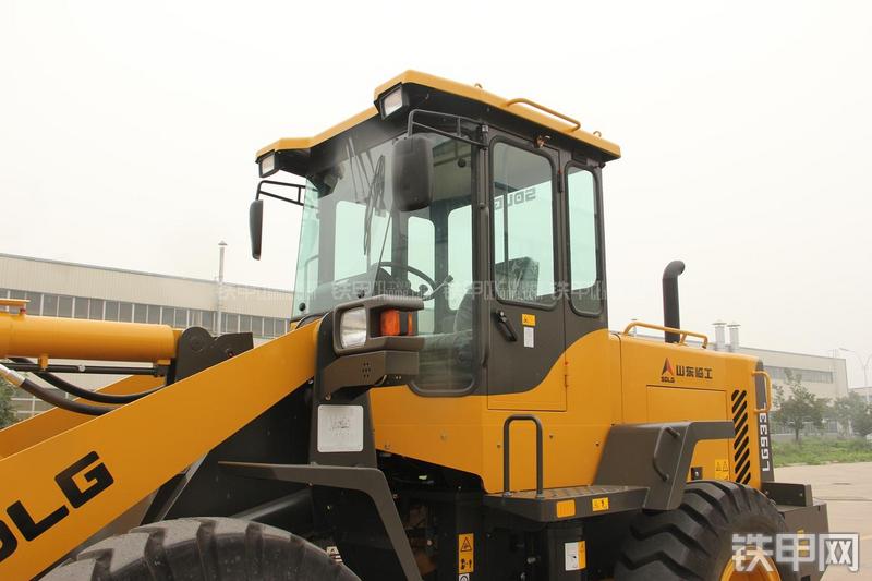山东临工LG933L装载机局部