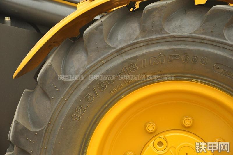 山东临工B877挖掘装载机局部