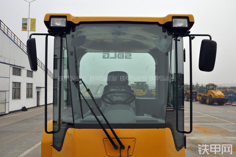 山东临工RS8140压路机局部