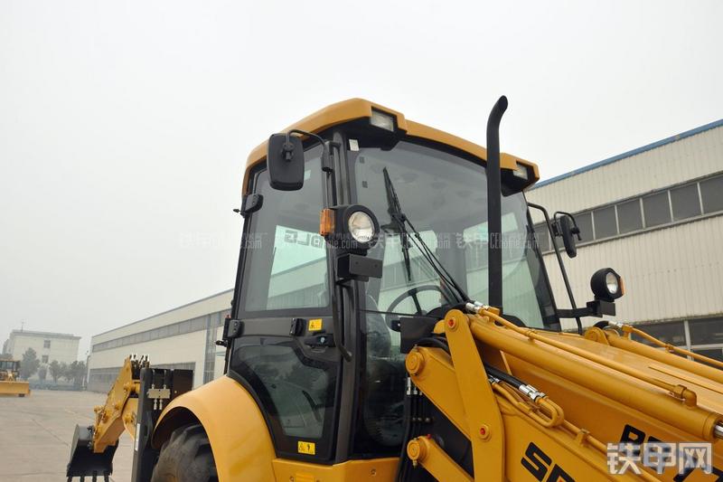 山东临工B877挖掘装载机局部