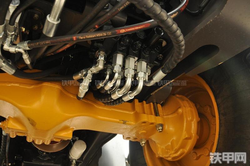 山东临工B877挖掘装载机局部