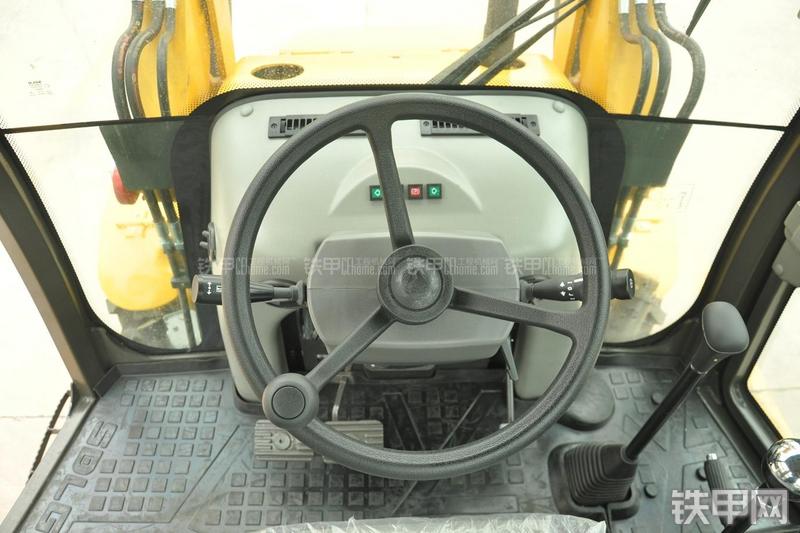 山东临工B877挖掘装载机局部