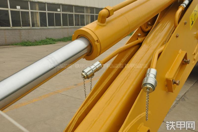 山东临工B877挖掘装载机局部