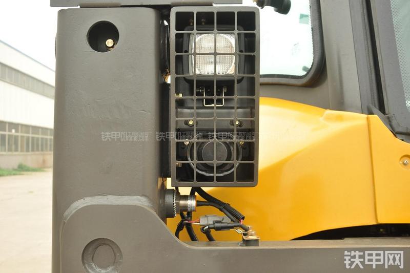 山东临工B877挖掘装载机局部