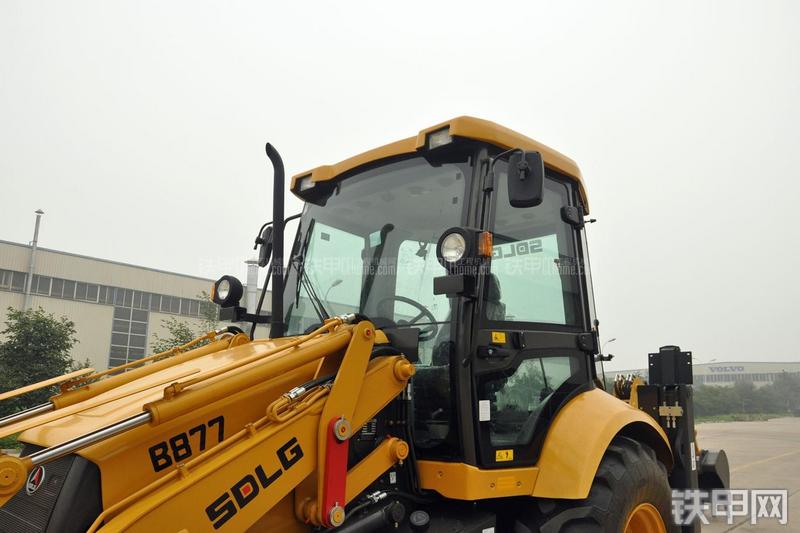山东临工B877挖掘装载机局部