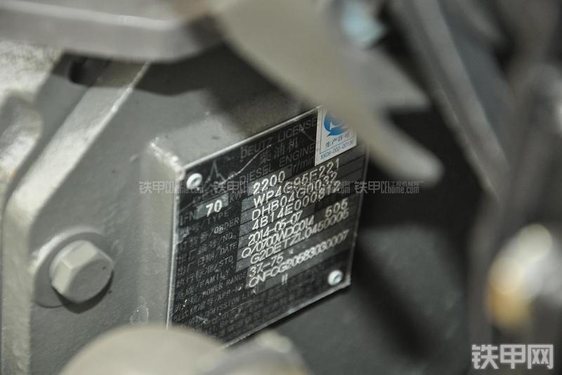 山东临工B877挖掘装载机局部