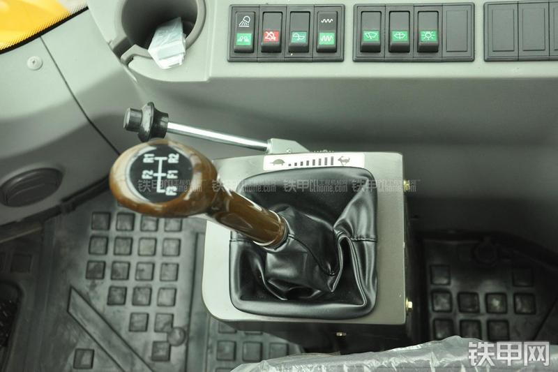 山东临工RS8140压路机局部