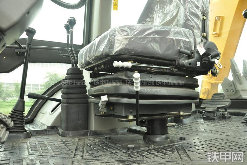 山东临工B877挖掘装载机局部