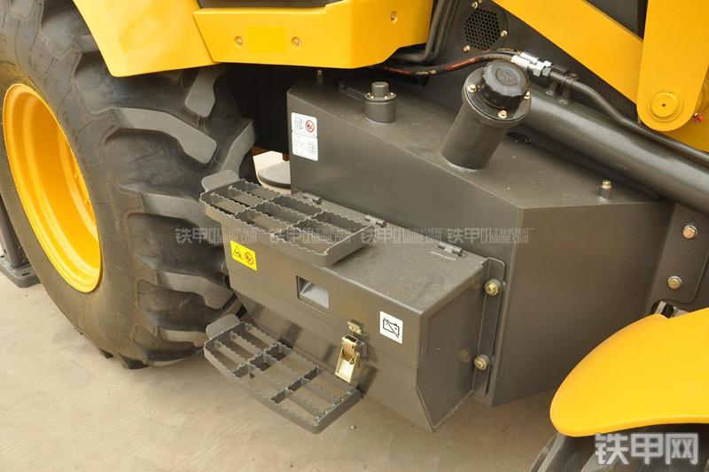 山东临工B877挖掘装载机局部