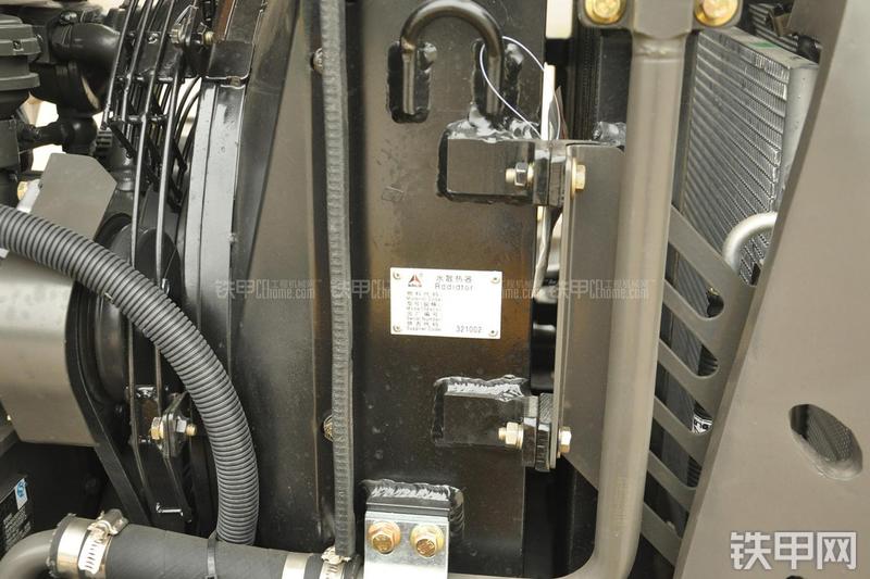 山东临工B877挖掘装载机局部