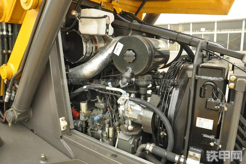 山东临工B877挖掘装载机局部