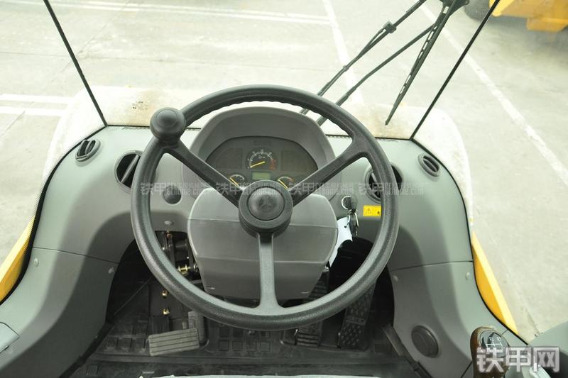 山东临工RS8140压路机局部