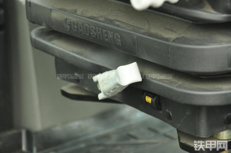 山东临工B877挖掘装载机局部