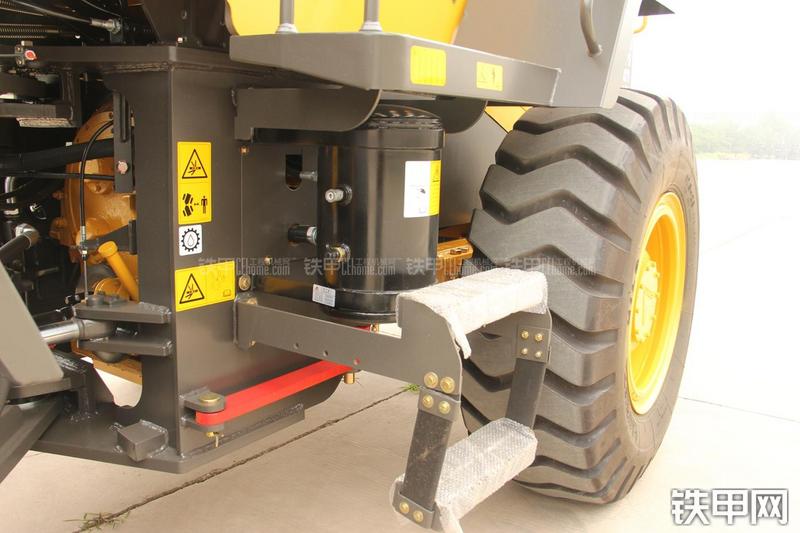 山东临工LG933L装载机局部