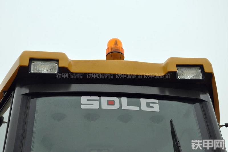 山东临工B877挖掘装载机局部