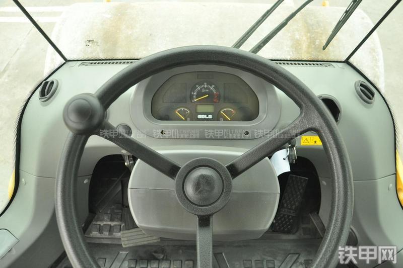 山东临工RS8140压路机局部