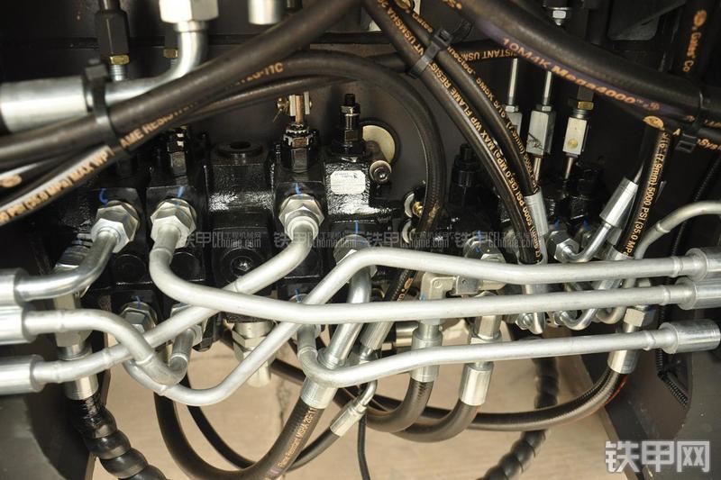 山东临工B877挖掘装载机局部