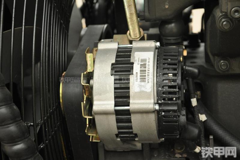 山东临工B877挖掘装载机局部