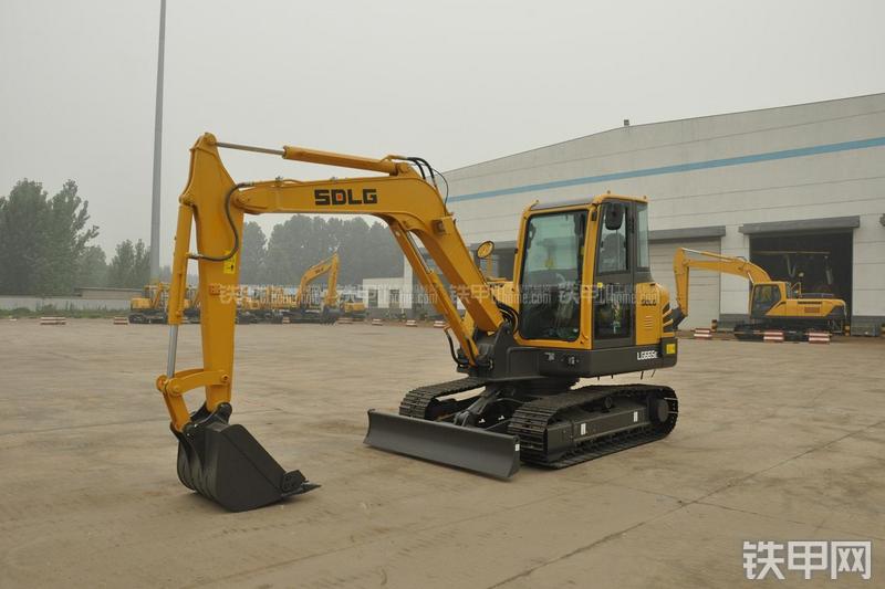 山东临工LG665E挖掘机整机外观