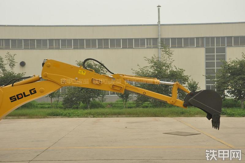 山东临工B877挖掘装载机局部