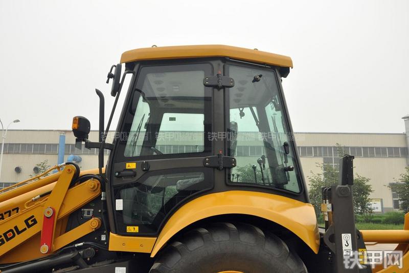山东临工B877挖掘装载机局部