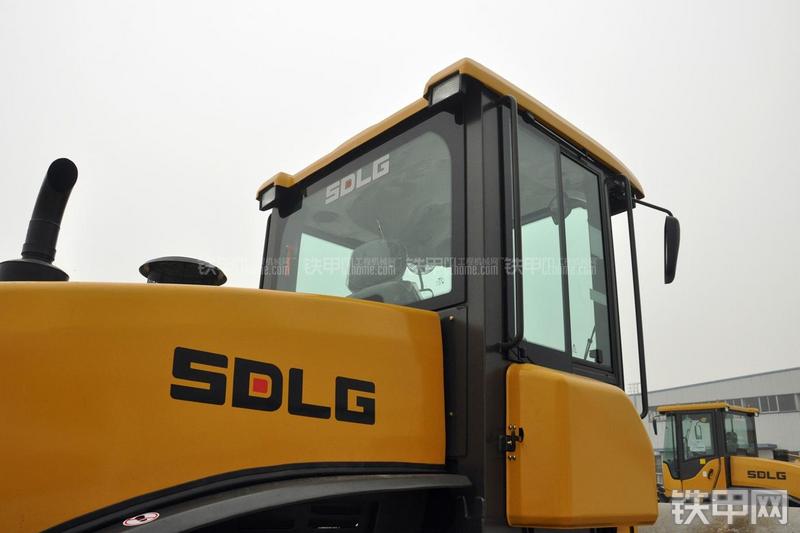 山东临工RS8140压路机局部