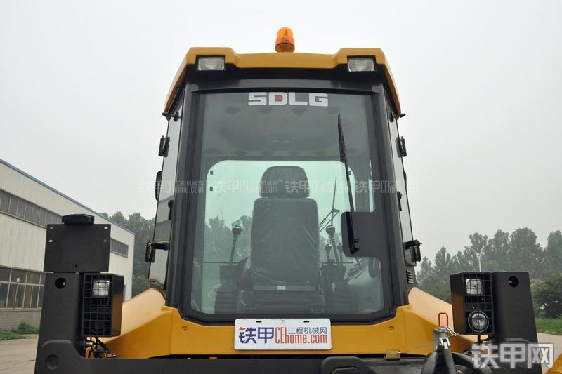 山东临工B877挖掘装载机局部