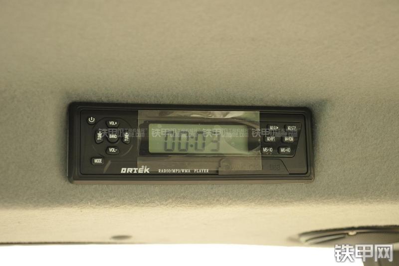 山东临工B877挖掘装载机局部