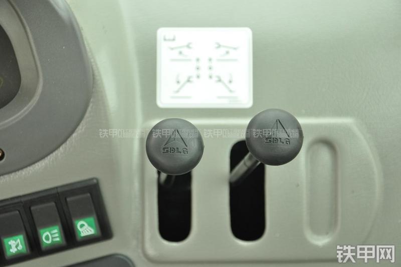 山东临工B877挖掘装载机局部