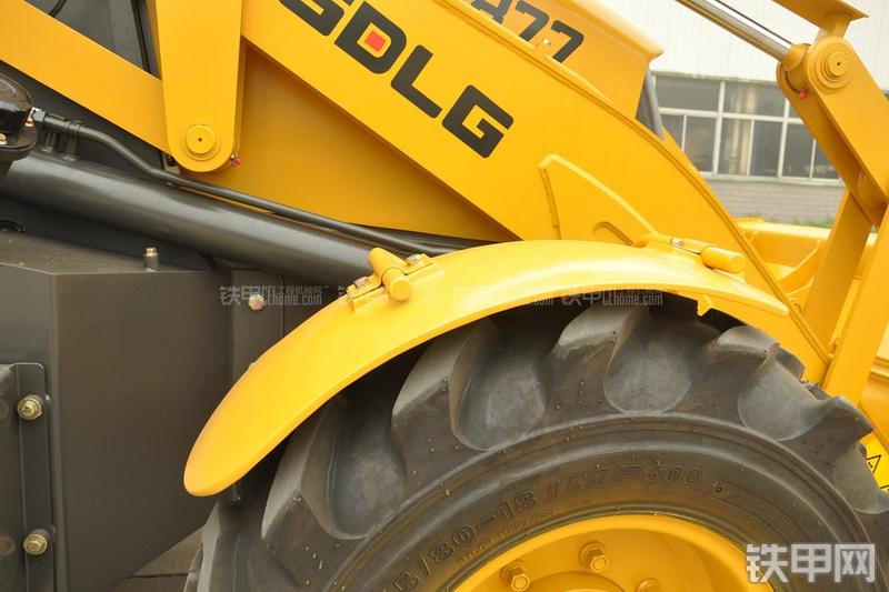 山东临工B877挖掘装载机局部