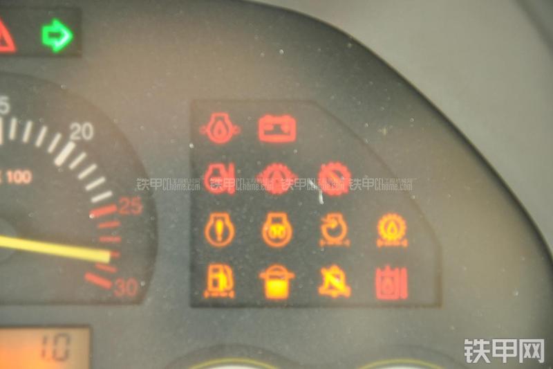 山东临工B877挖掘装载机局部