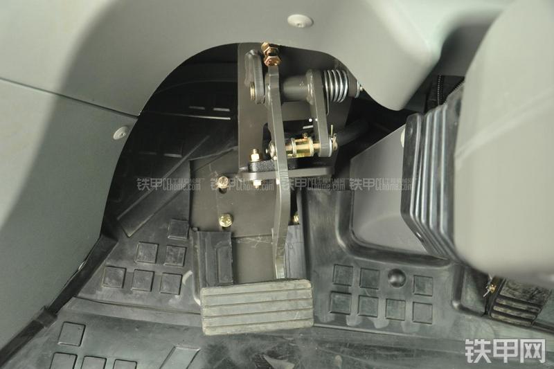 山东临工RS8140压路机局部