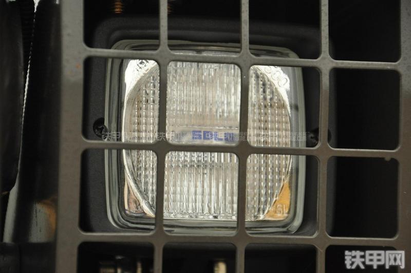 山东临工B877挖掘装载机局部