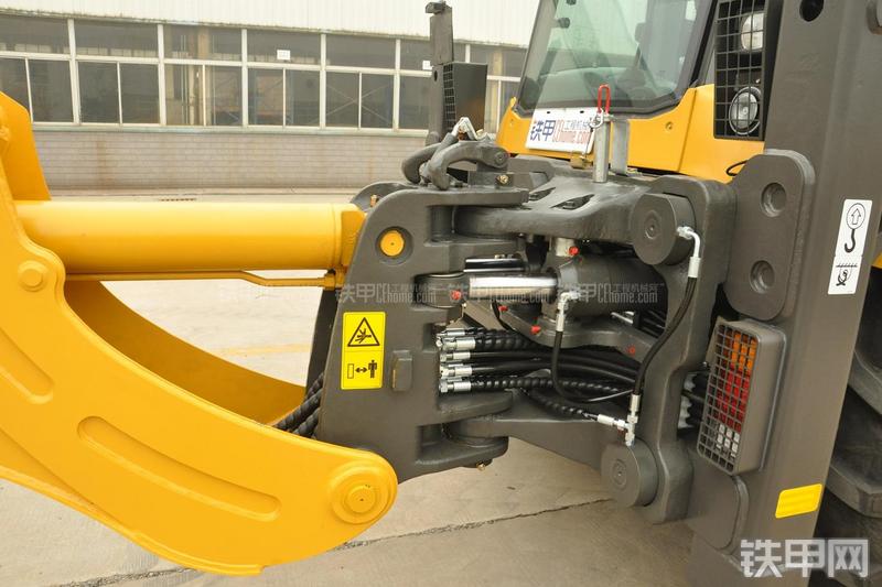 山东临工B877挖掘装载机局部