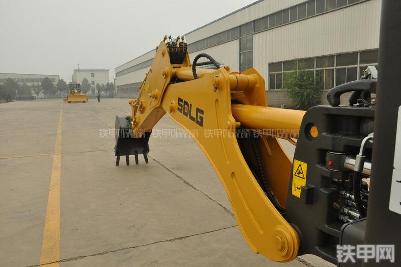 山东临工B877挖掘装载机局部