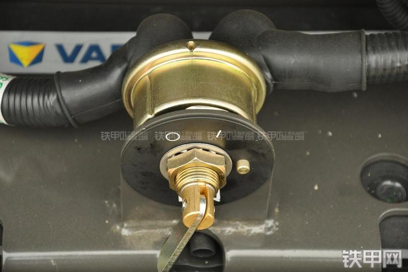 山东临工B877挖掘装载机局部