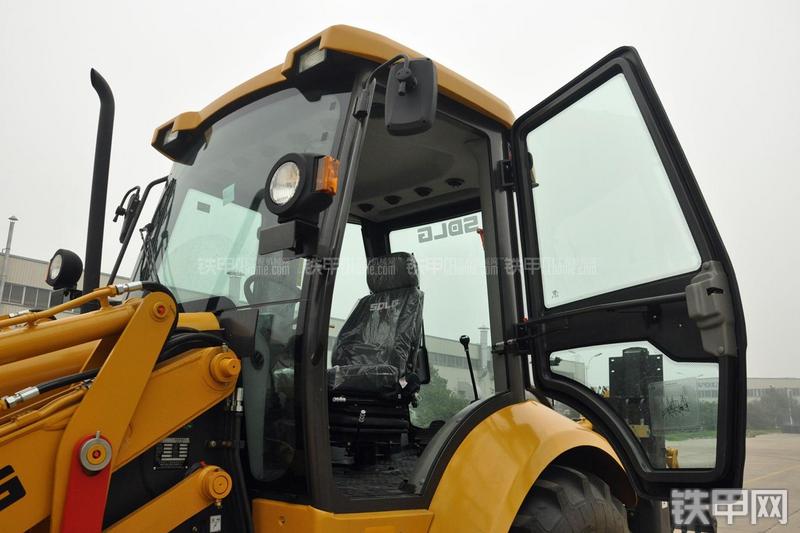 山东临工B877挖掘装载机局部