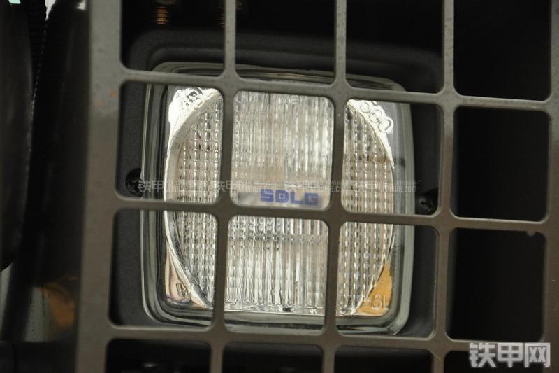 山东临工B877挖掘装载机局部